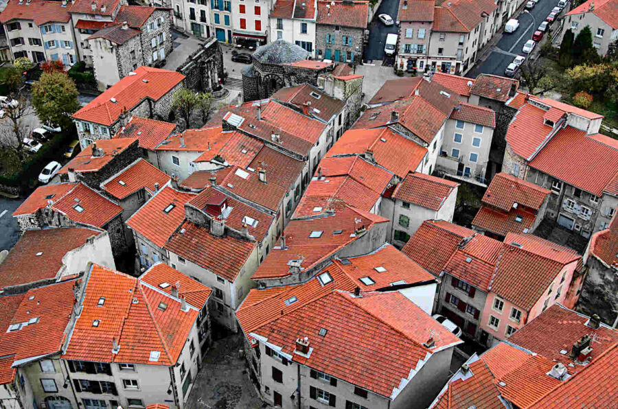 Toits des maisons au pied de la statue de la Vierge Marie au Puy en Velay