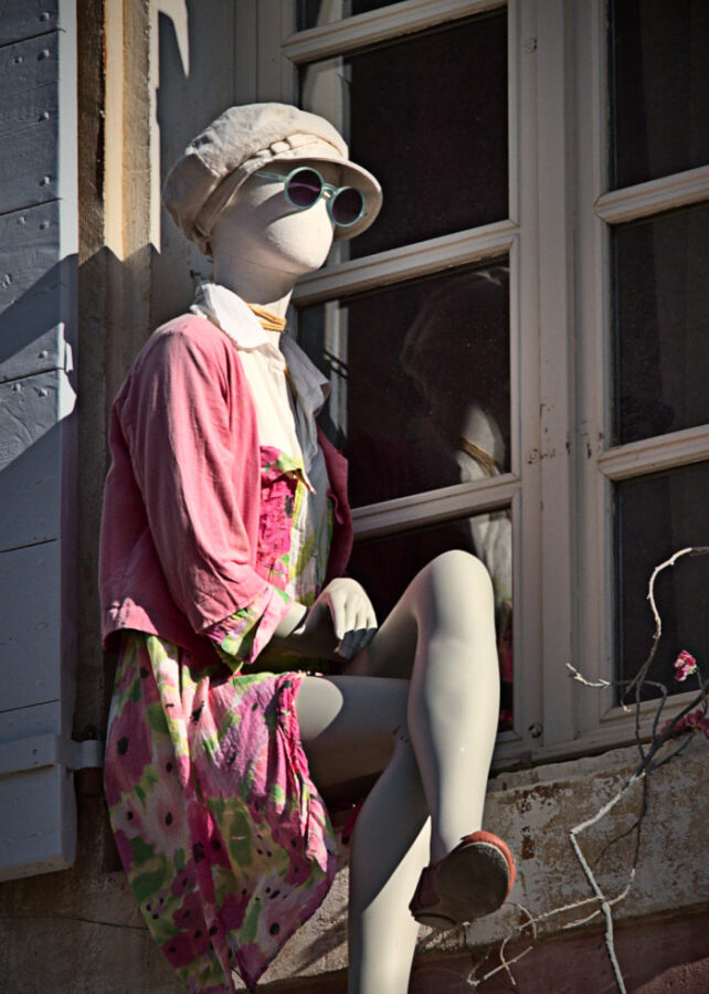 Mannequin en cire sur le rebord d'une fenêtre