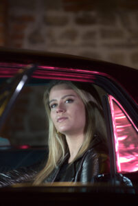 Jeune femme à l'intérieur d'une voiture