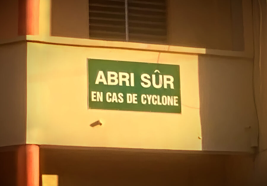 Pancarte accrochée au mur d'un bâtiment en Guadeloupe pour indiquer un abri sûr