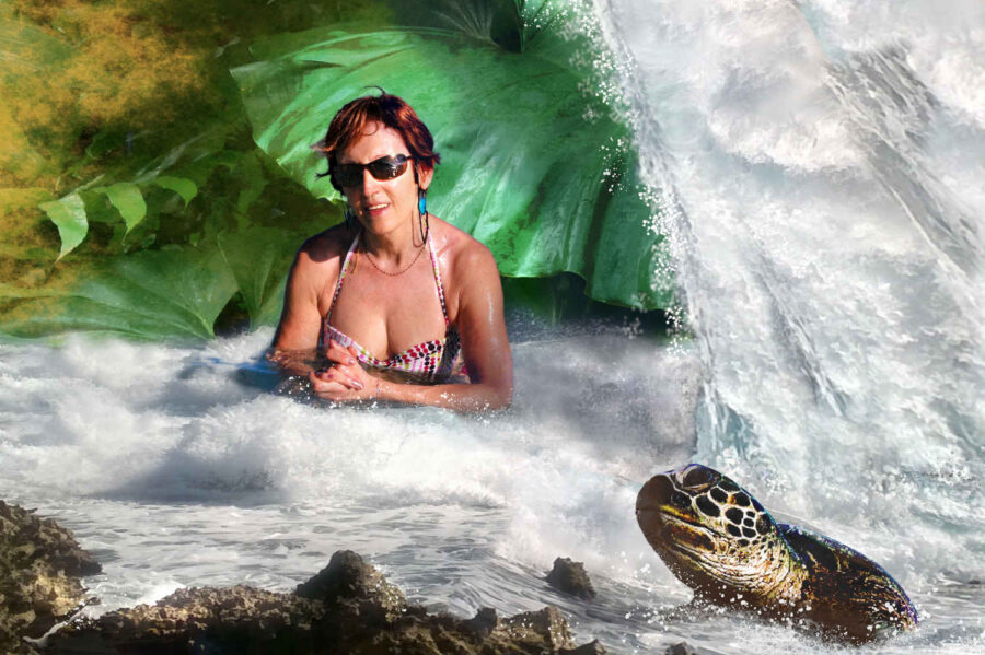 Jeune femme à côté d'une tortue au bord d'une cascade en Gaudeloupe