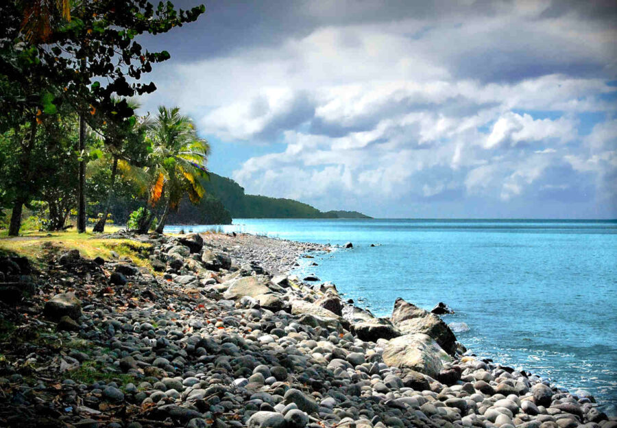Rivage caillouteux de la Guadeloupe
