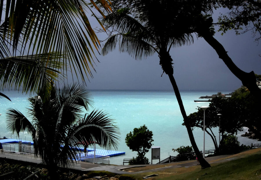 Une plage de la Guadeloupe avant l'arrivée de la tempête