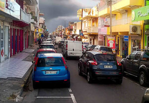 Rue encombrée de voitures en Gaudeloupe