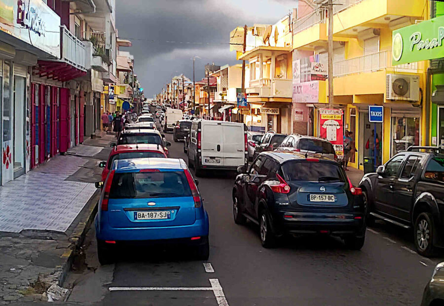 Rue encombrée de voitures en Gaudeloupe