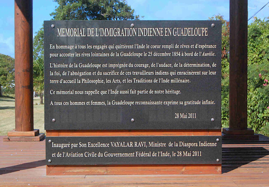 Pancarte indicative en souvenir des esclaves en Guadeloupe