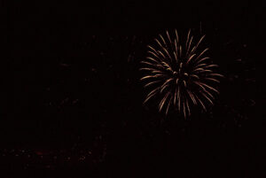 Eclatement d'une gerbe de lumière lors d'un feu d'artifice