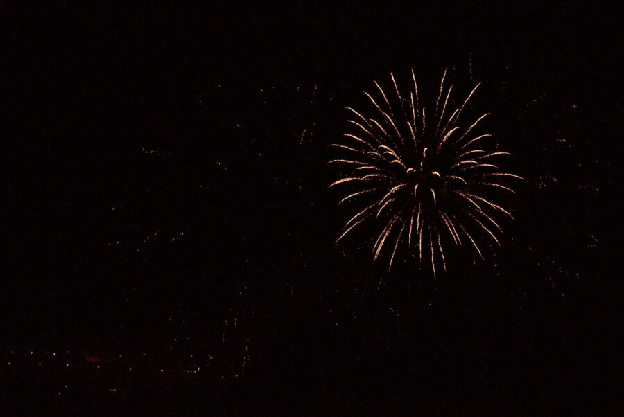 Eclatement d'une gerbe de lumière lors d'un feu d'artifice