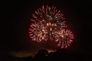 Célébration du 14 juillet. Feux d'artifice de trois gerbes lumineuses.