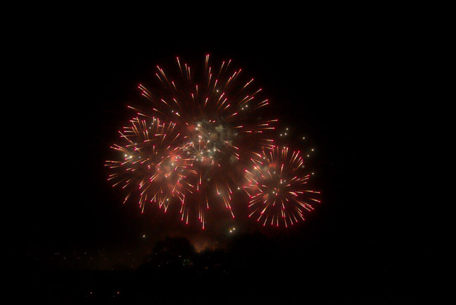 Feux d'artifice dans le ciel nocture