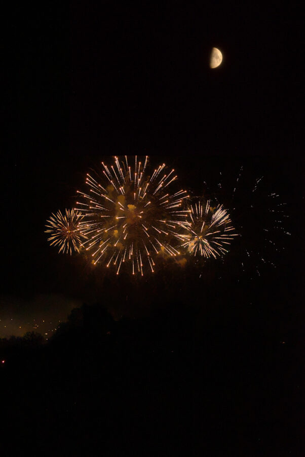 La lune au-dessus du feux d'artifice