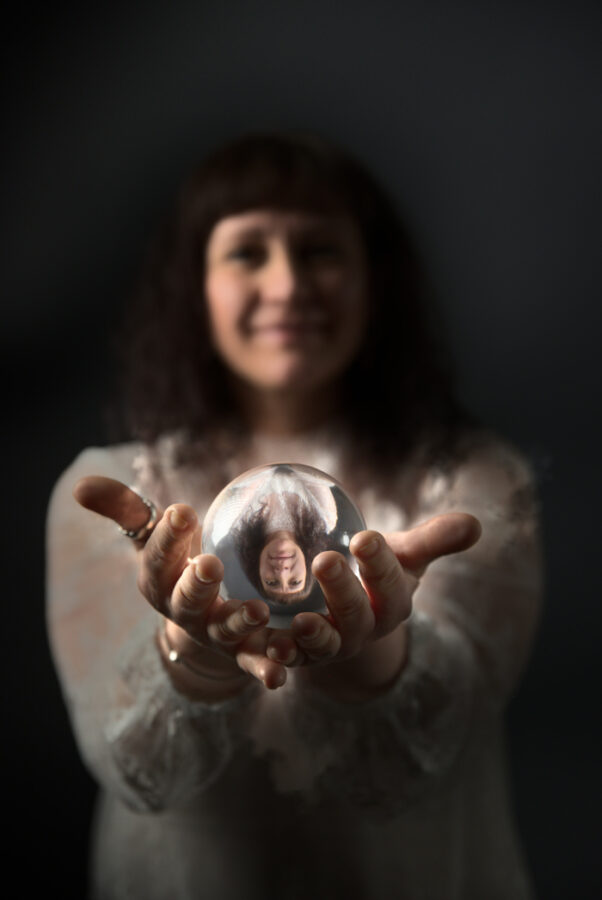 Portrait de femme avec une boule de cristal