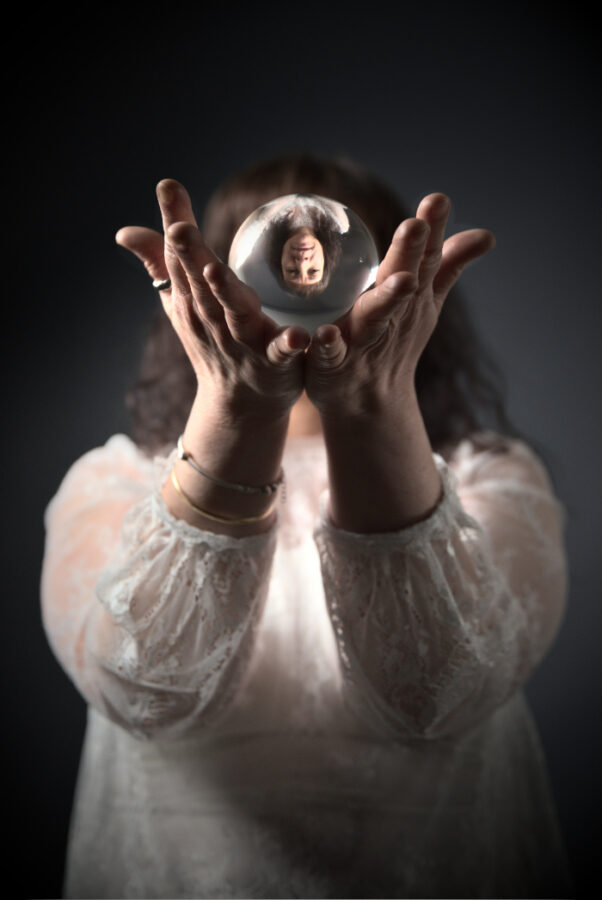 Portrait de femme avec une boule de cristal