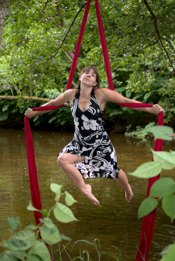 Figue acrobatique d'une jeune femme 