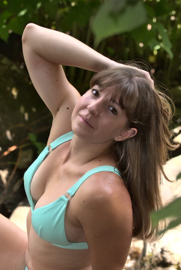 Jeune femme en maillot de bain