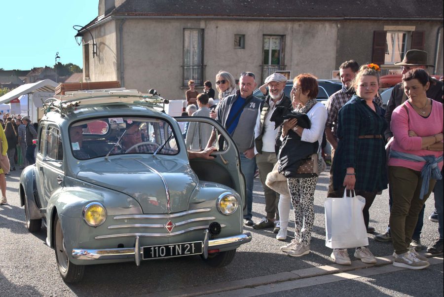 Ma 4CV en exposition devant des badauds
