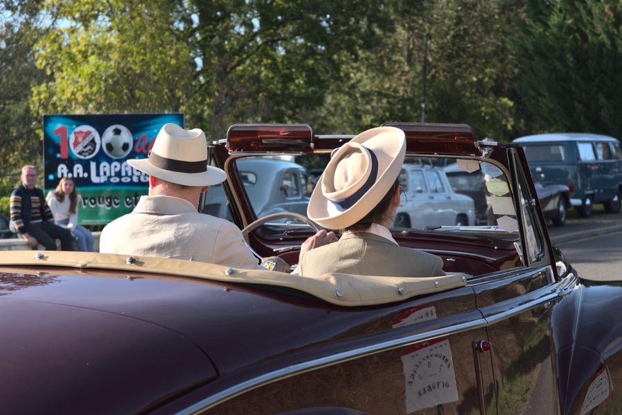 Couple d'aristocrates en voiture décapotable