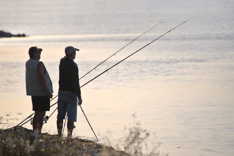 Pêcheurs à la ligne au bord de l'eau sur la lagune de Thau